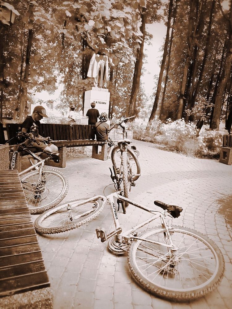 У пaмятникa Ленину