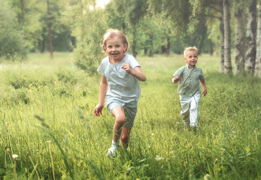 Брат и сестра немножко подросли, Сонечка и Стас.
