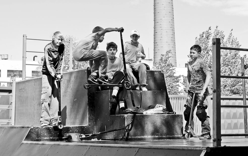 Трюк с самокатом.