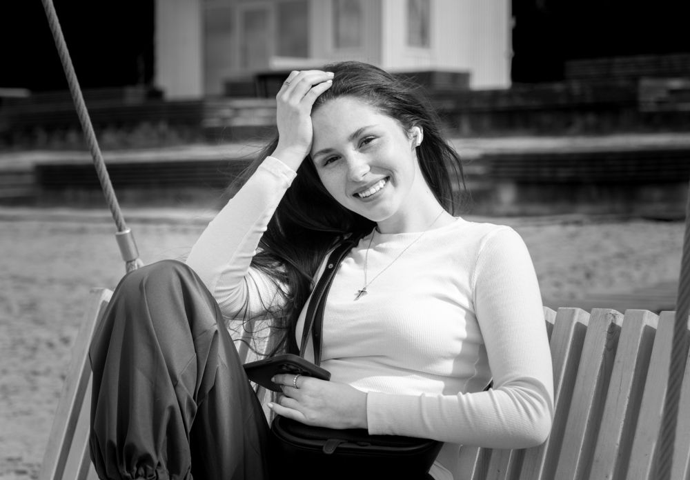 Минуточку! сейчас вылетит птичка! ( Wait a minute! A bird is about to fly out! )