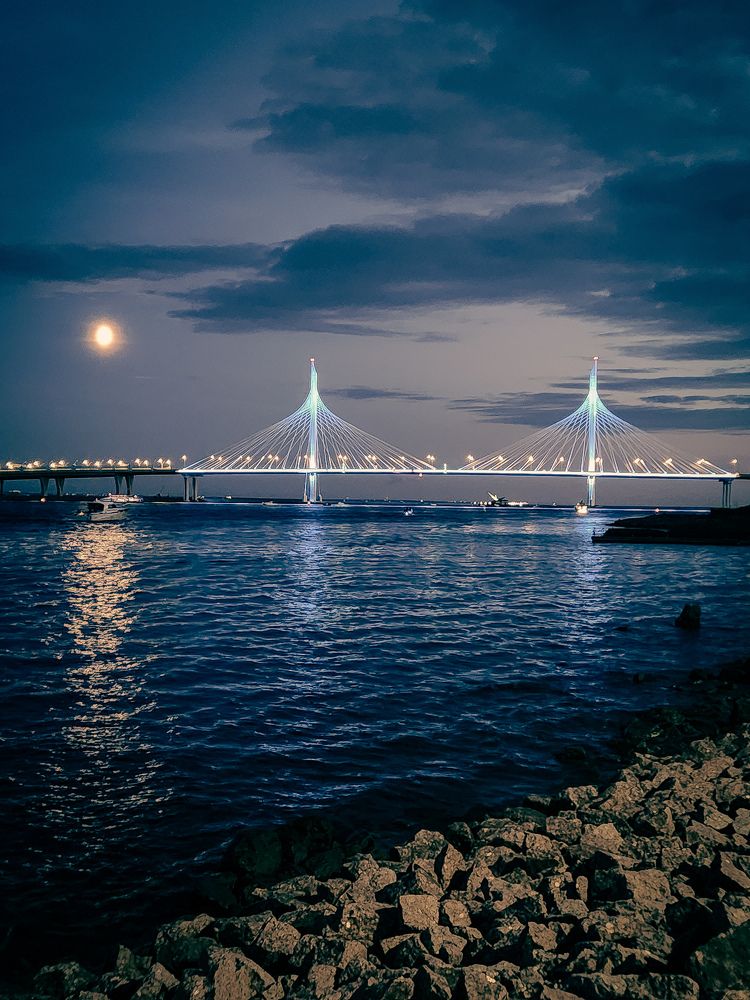 Луна над мостом