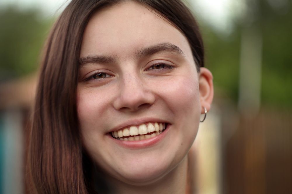 Соня смеется.