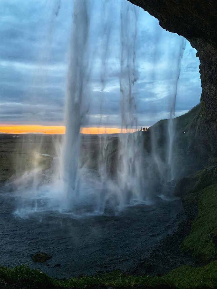 Закат в Исландии из водопада.