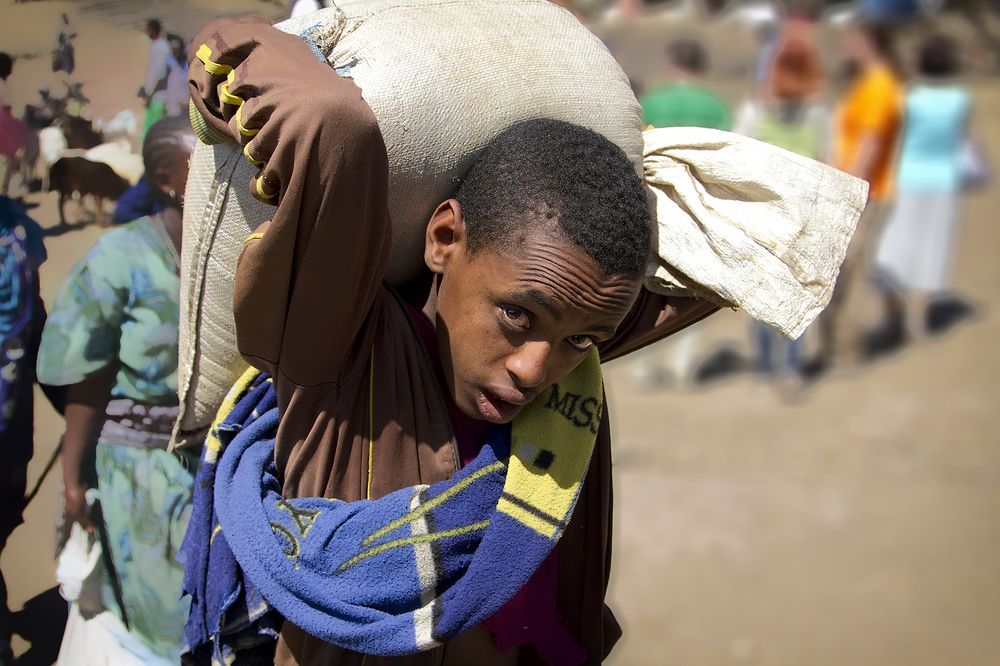 Мальчик, таскающий мешки.