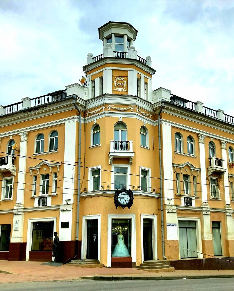 Дом с часами.