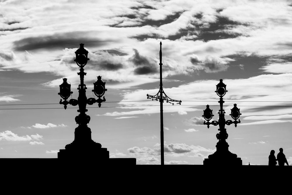 Двое на мосту. Чёрно-белый романтичный Петербург.