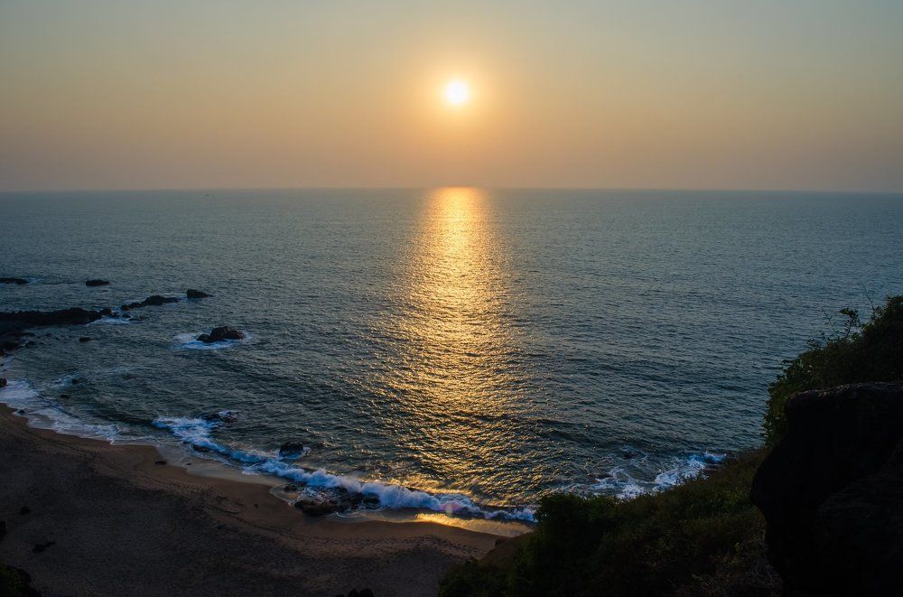 Закат на диком пляже Кола