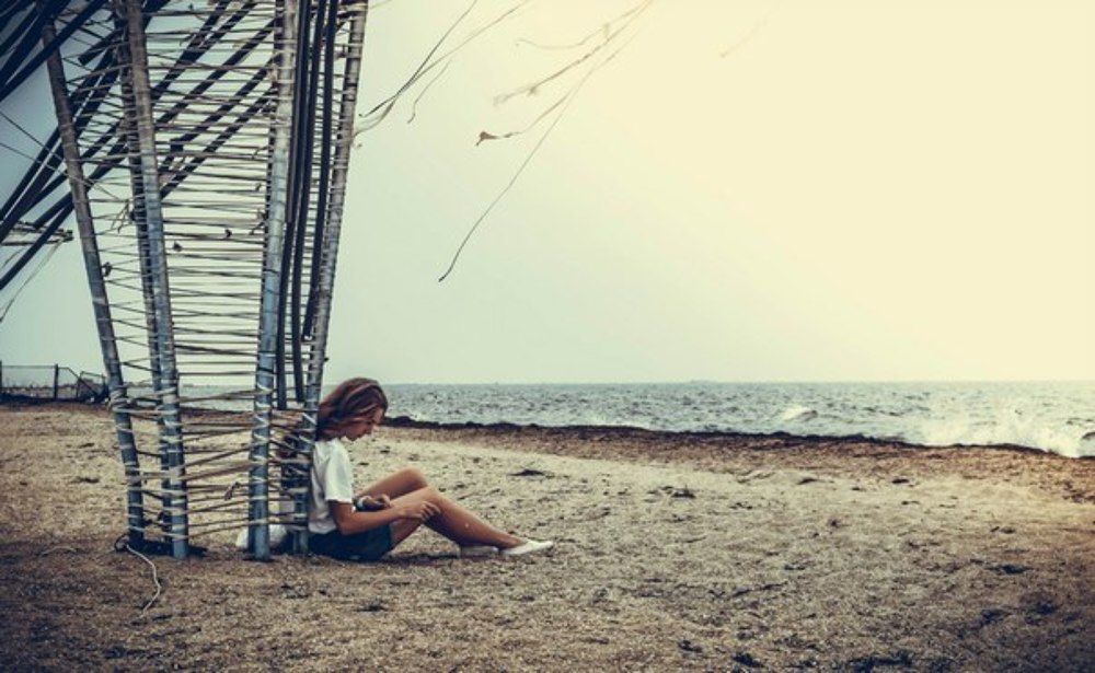 Девушка у моря