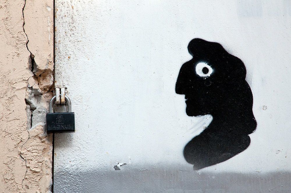 Сквозь замочную скважину.