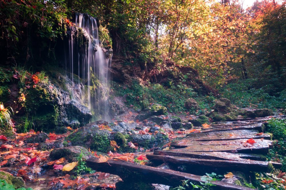 Осенний водопад