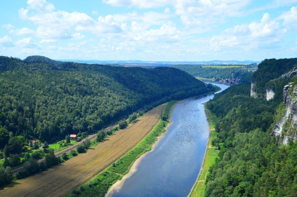 это речка и гора