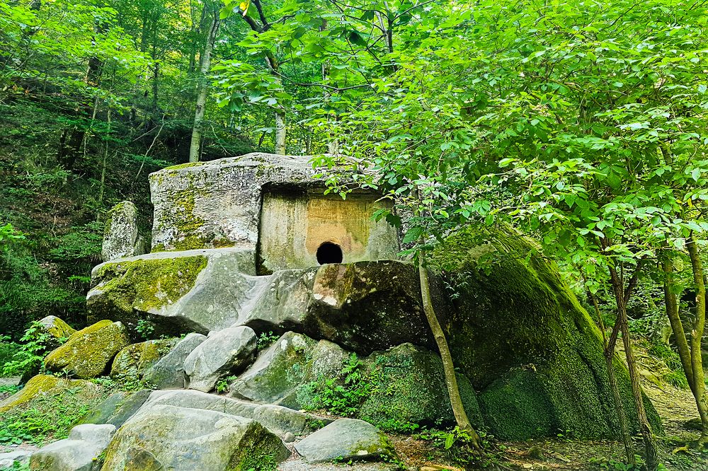Великий Кавказский дольмен на Волхонке