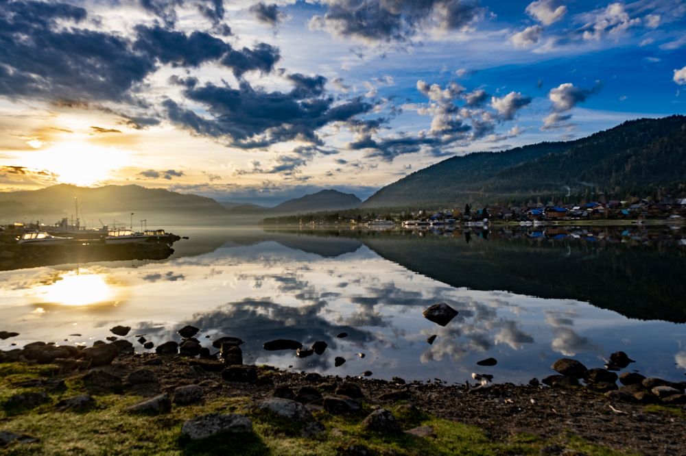 Рассвет. Озеро в горах Алтая.