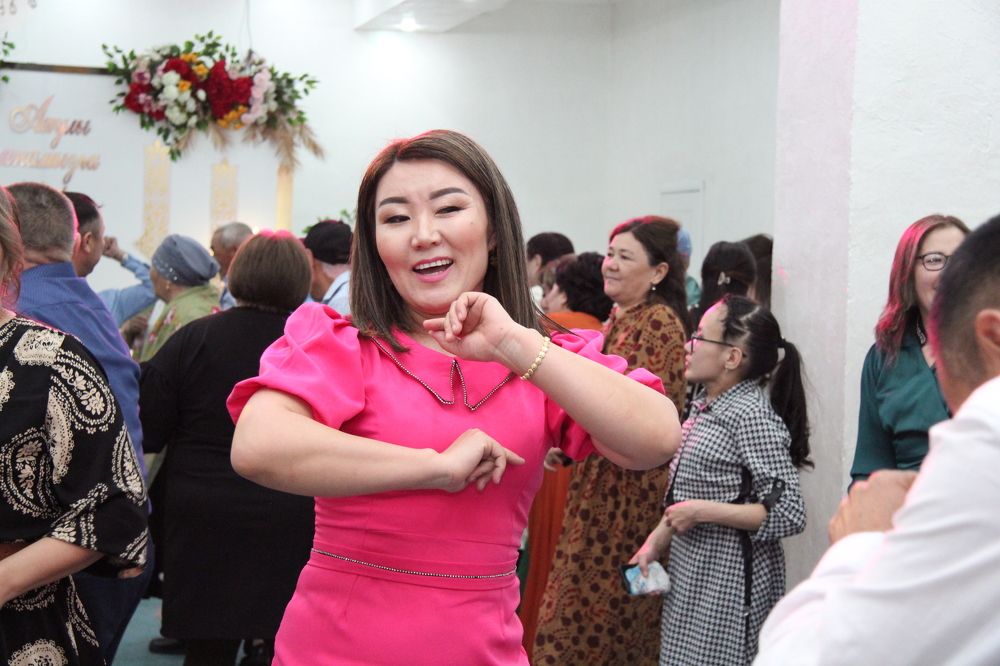 Қазақ қызы би билеуде. Казахская девушка умеет танцевать. Kazakh girl can dance.