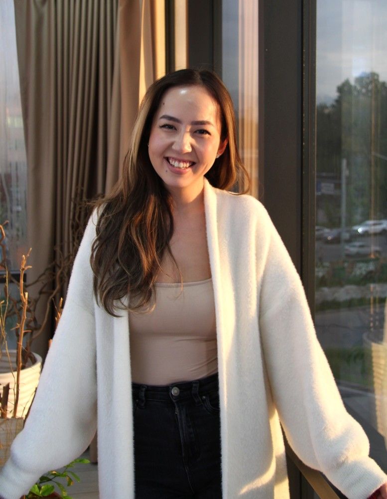 Күлімдеген қазақ қызы. Улыбающаяся казахская девушка. Smiling Kazakh girl.