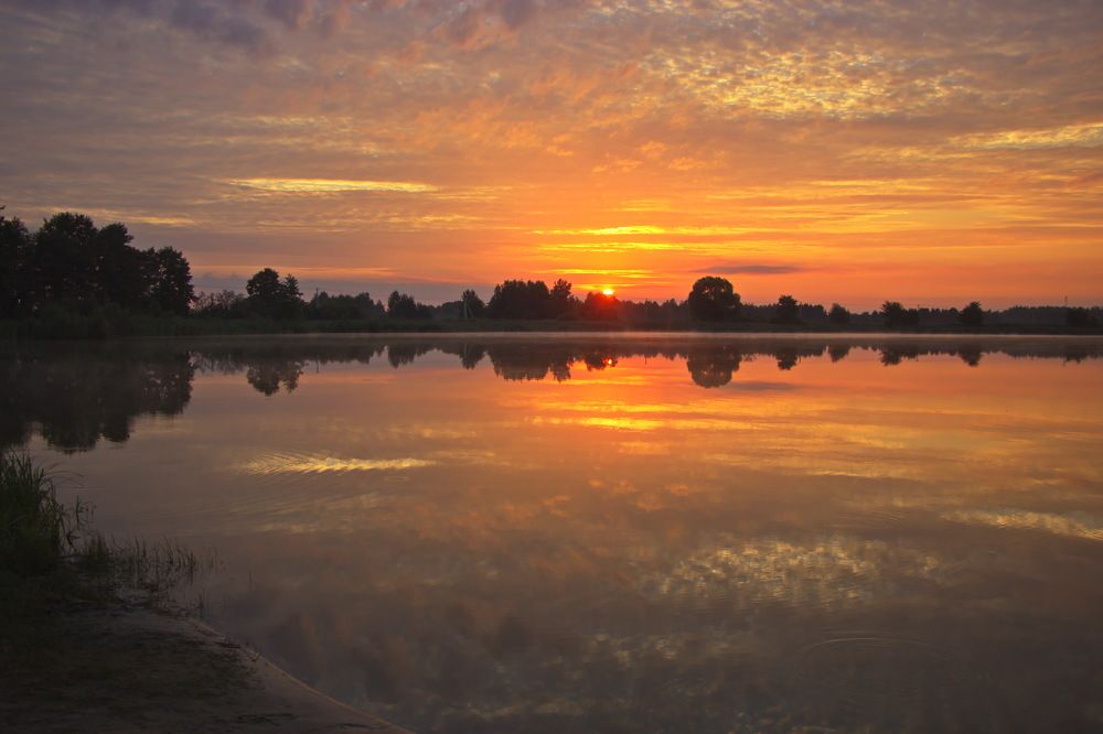 Восход над озером.