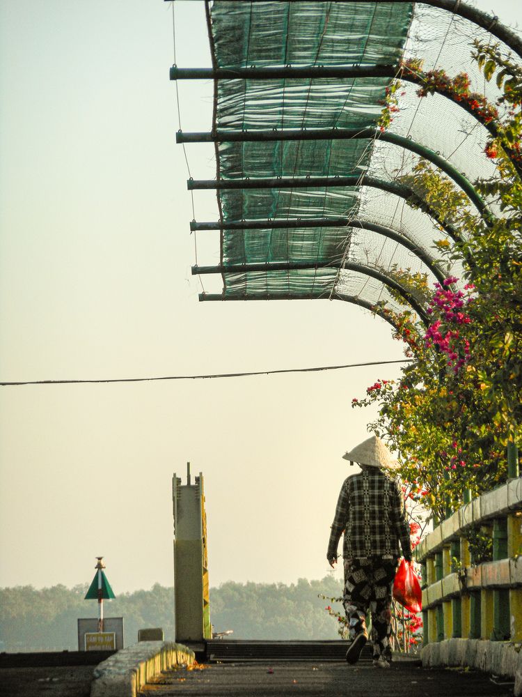 Stepping under a conical hat