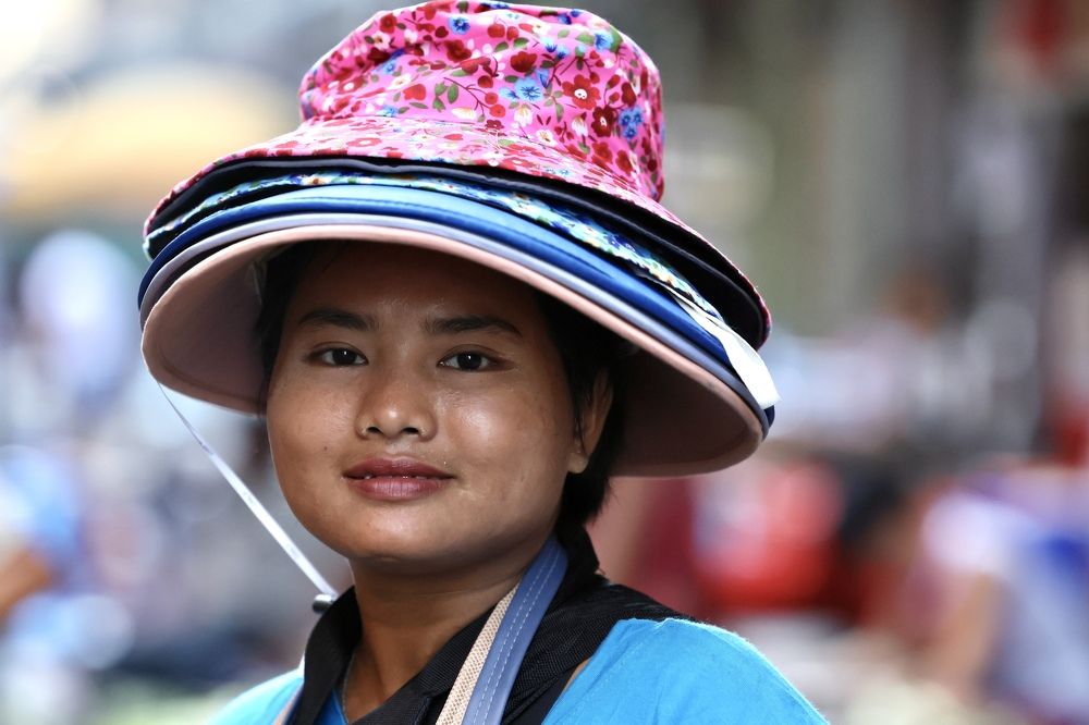 Молодая продавщица панамок