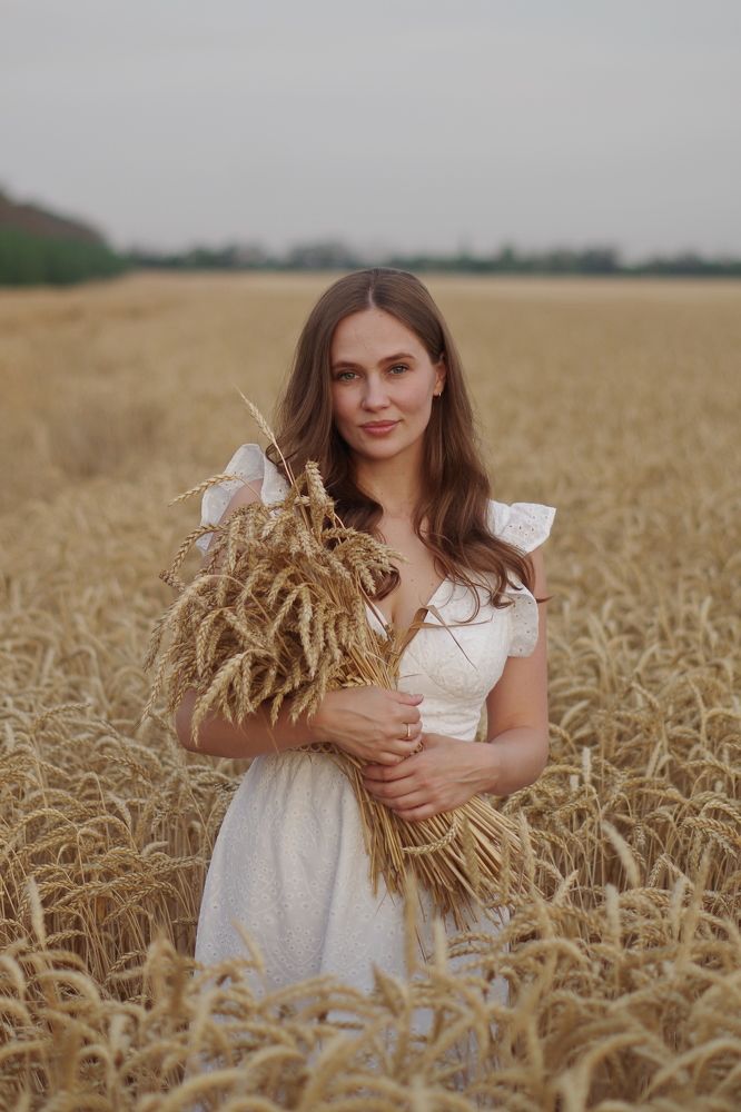 Евгения с букетом пшеницы