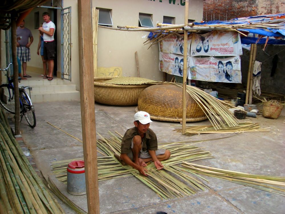 Лодку мастерит себе