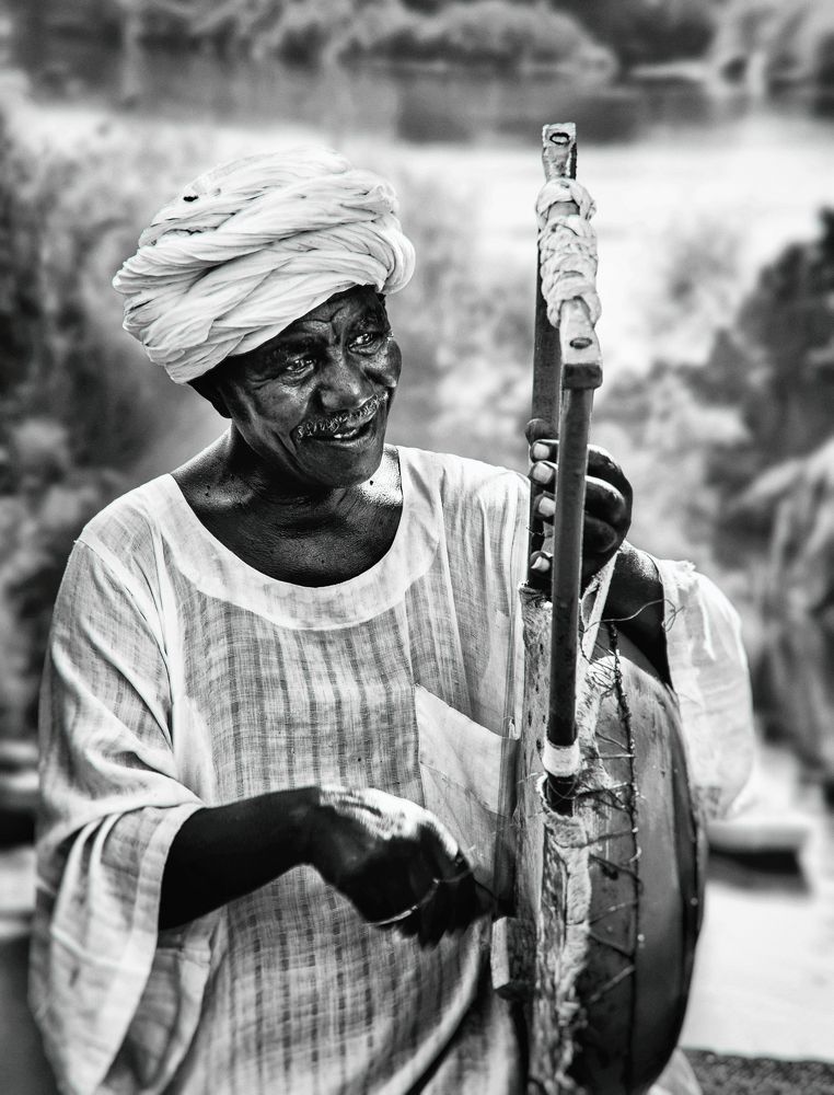 The tambourine player