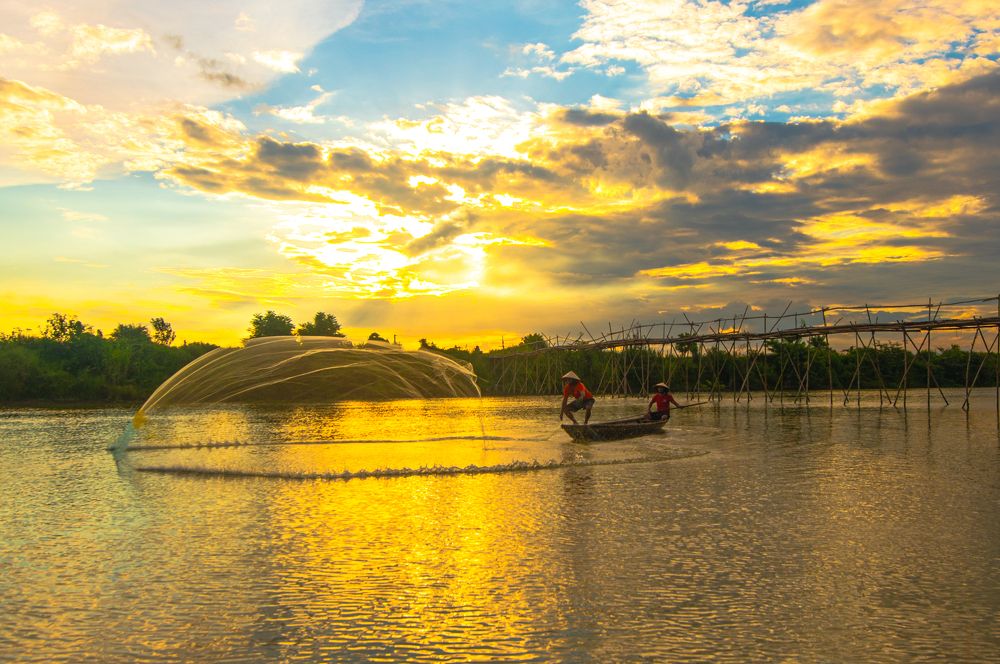 Đánh bắt cá trên sông