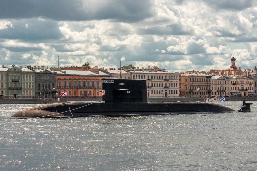 Праздничная река Нева. Подводная лодка "Великие Луки".