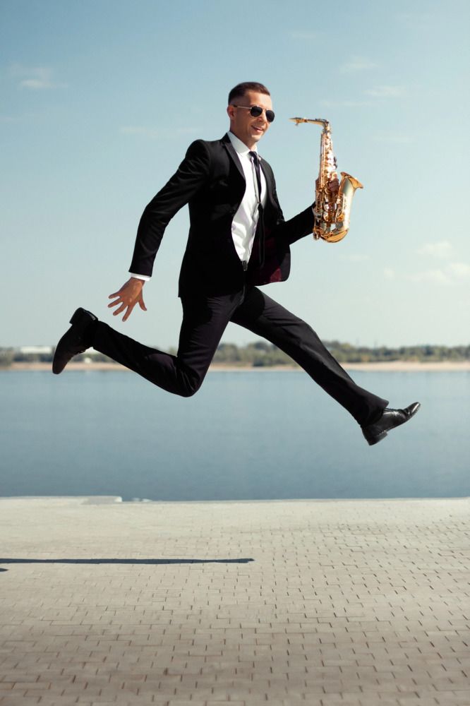 В движении.