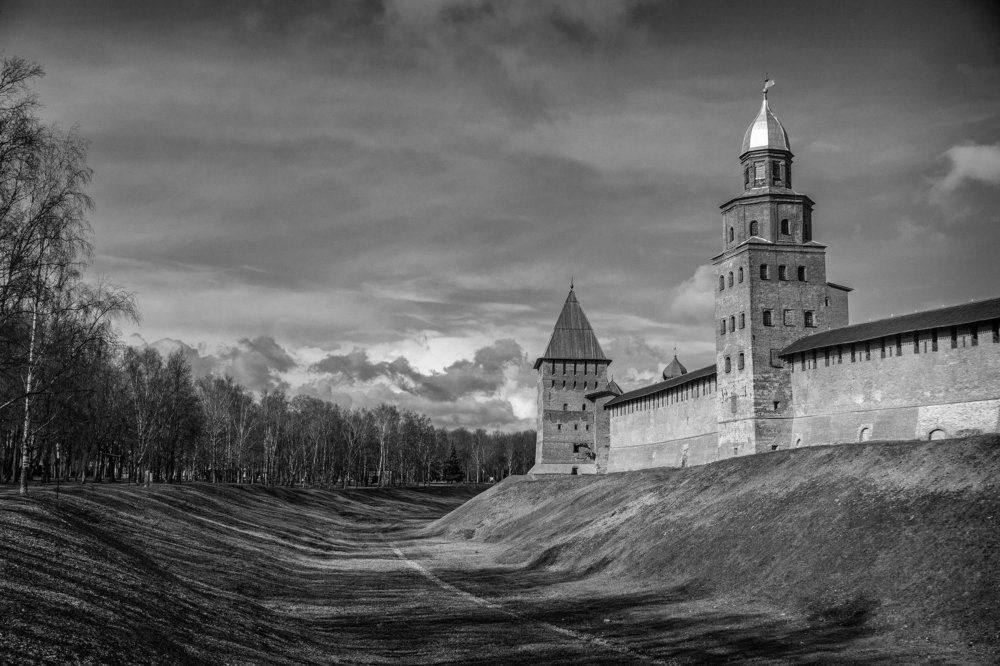 У древних стен кремля