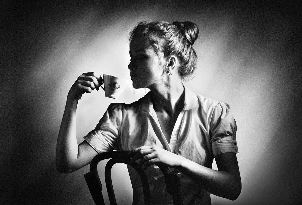 Портрет девушки, пьющей чай и совсем не склонной к знакомству.