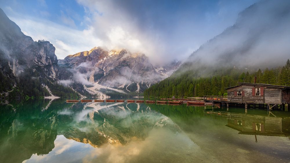 Lago di Braies, sunrise