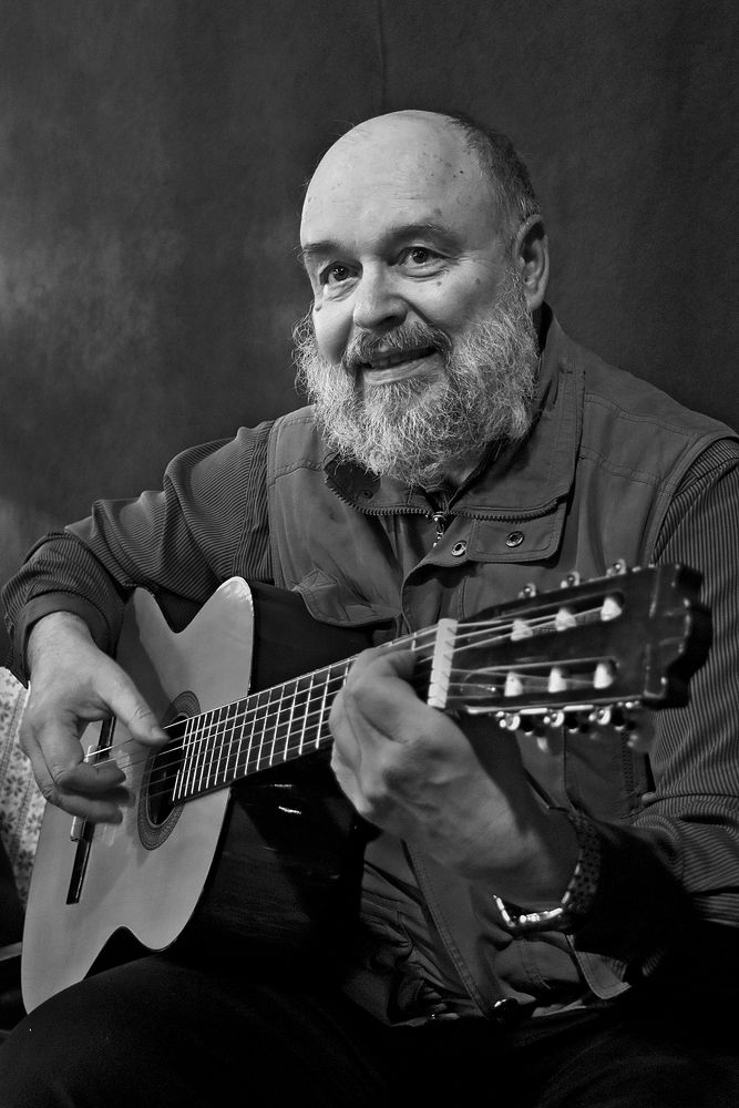 Бард-гитарист