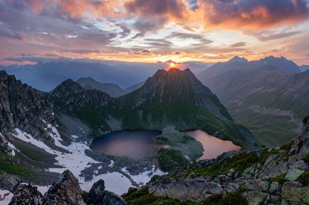 Озера и скалы