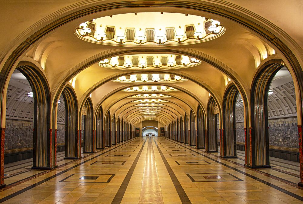 Станция метро Маяковская в Москве.
