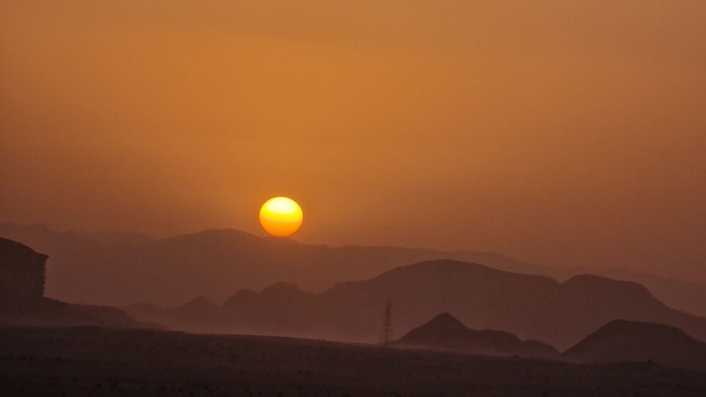 Apus de soare in desert