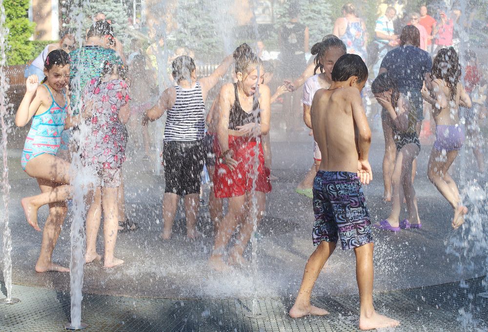 В брызгах фонтана