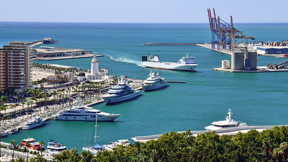 Заходят в гавань корабли