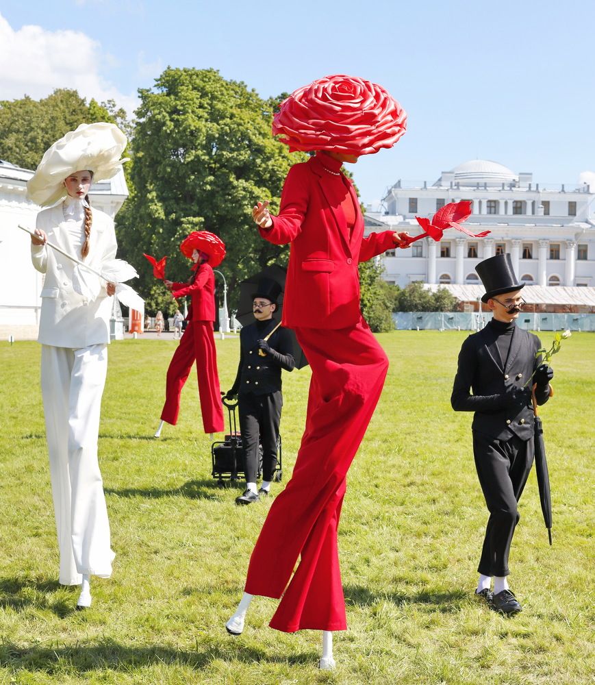 Дамы и кавалеры.