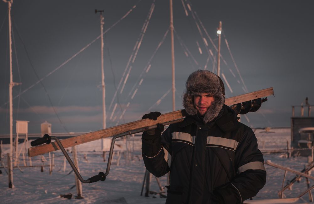 Полярник с буром