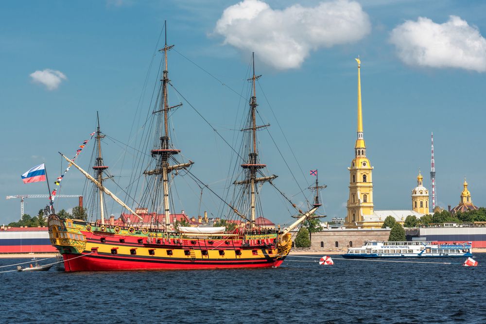 Праздничная река Нева. Парусник Полтава в акватории реки Невы