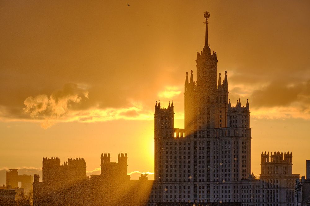 Москва. Снег на рассвете и высотка на Котельнической набережной.