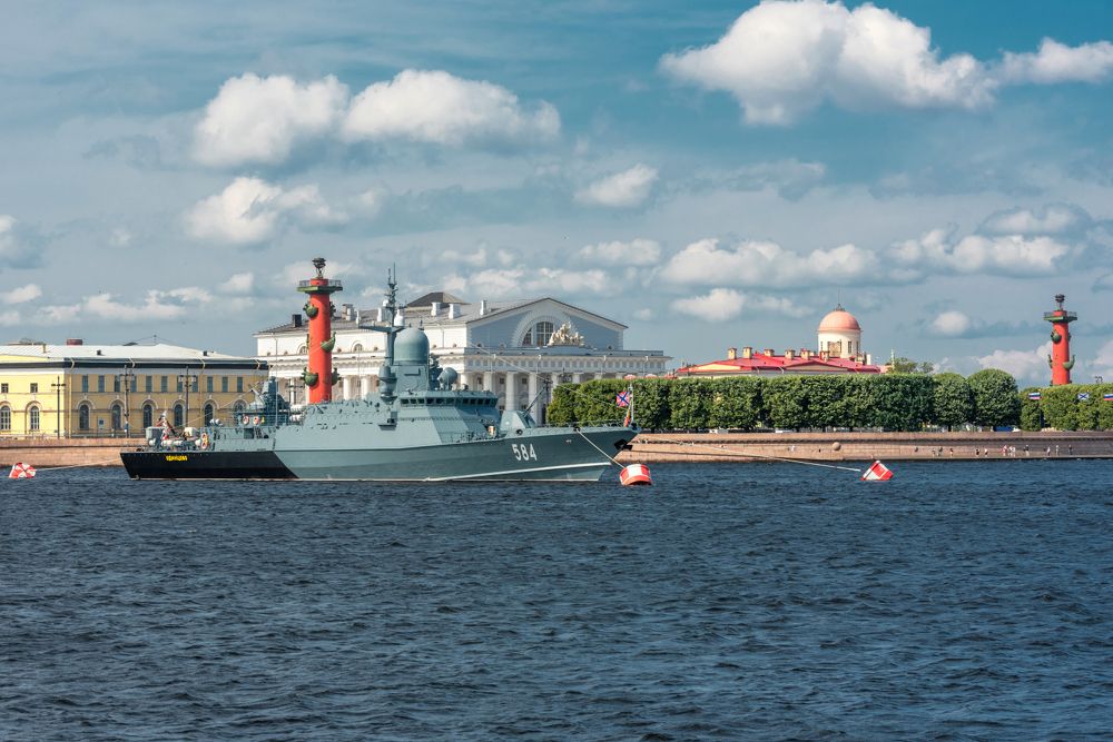 Праздничная река Нева. Стрелка Васильевского острова.. Малый ракетный корабль Одинцово.