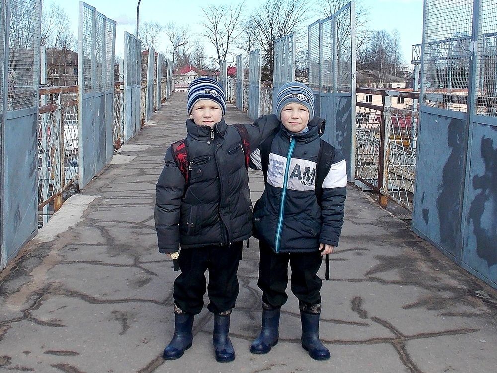 Мaльчики  идут  из школы  домой через ж/д   мост.