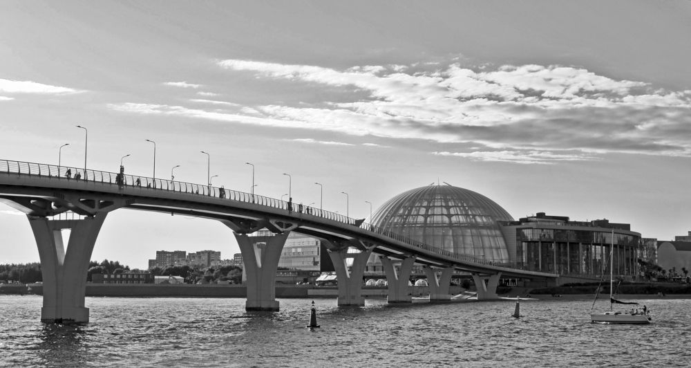 Яхтенный мост с видом на аквапарк.