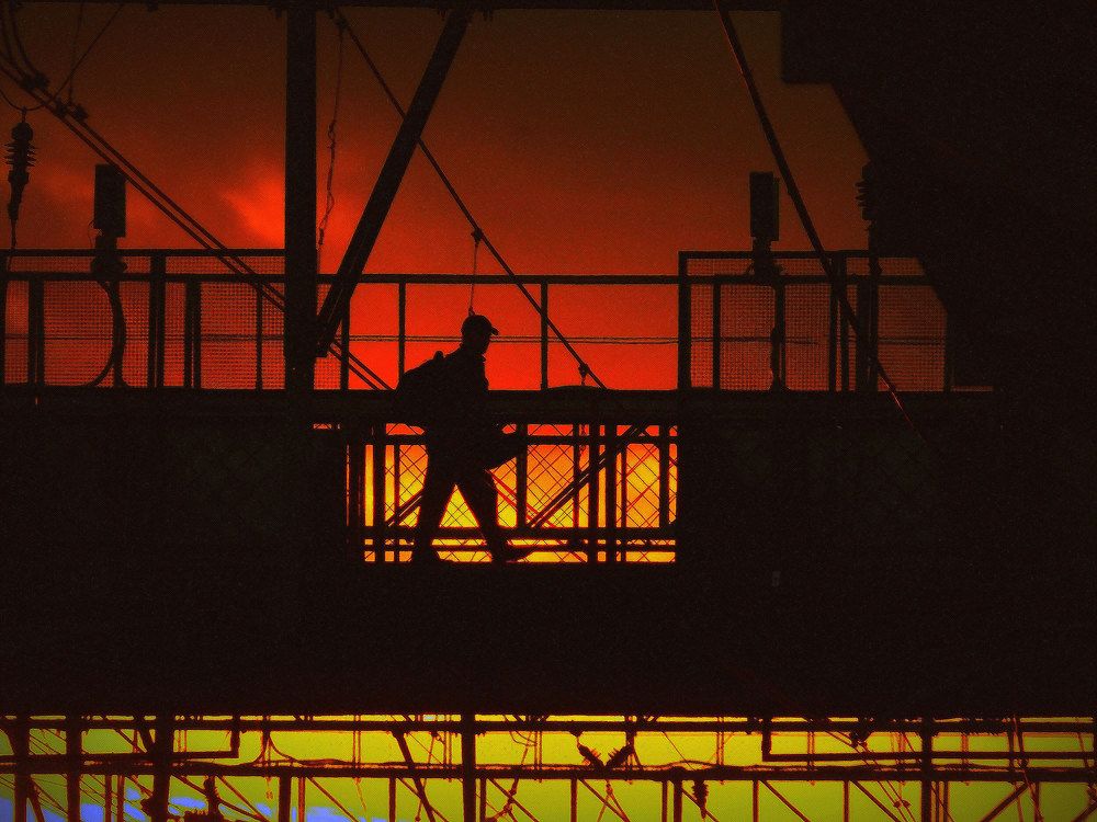 Пaссaжир  вышел  из электрички   и  идет в город по ж/д   мосту.