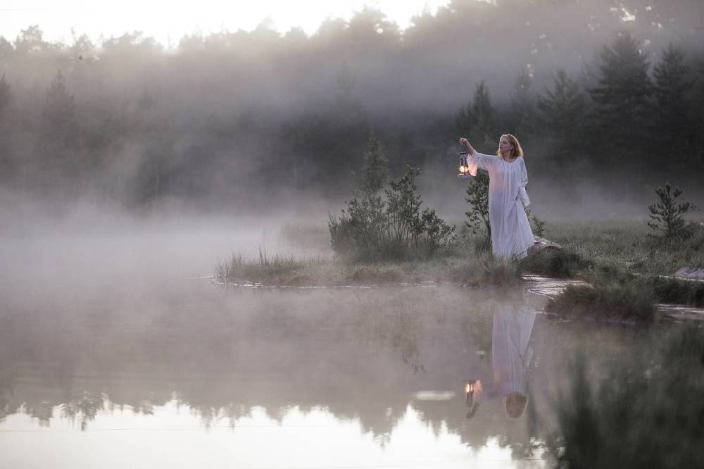 Рассвет на лесном озере