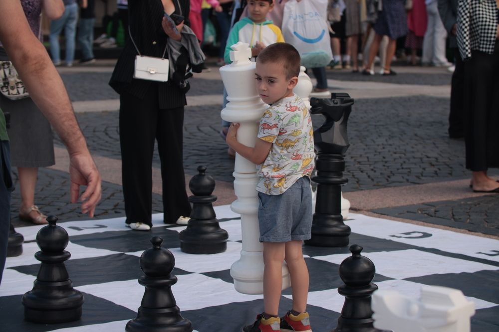 Шахматы на Дворцовой площади в Санкт-Петербурге