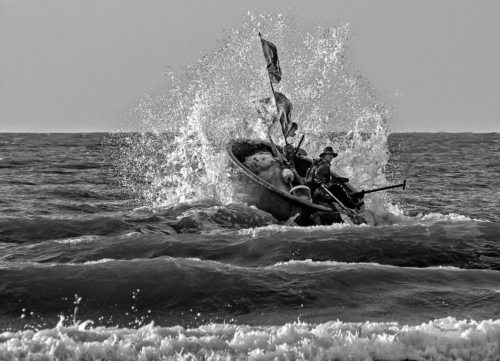 Ra khơi bám biển