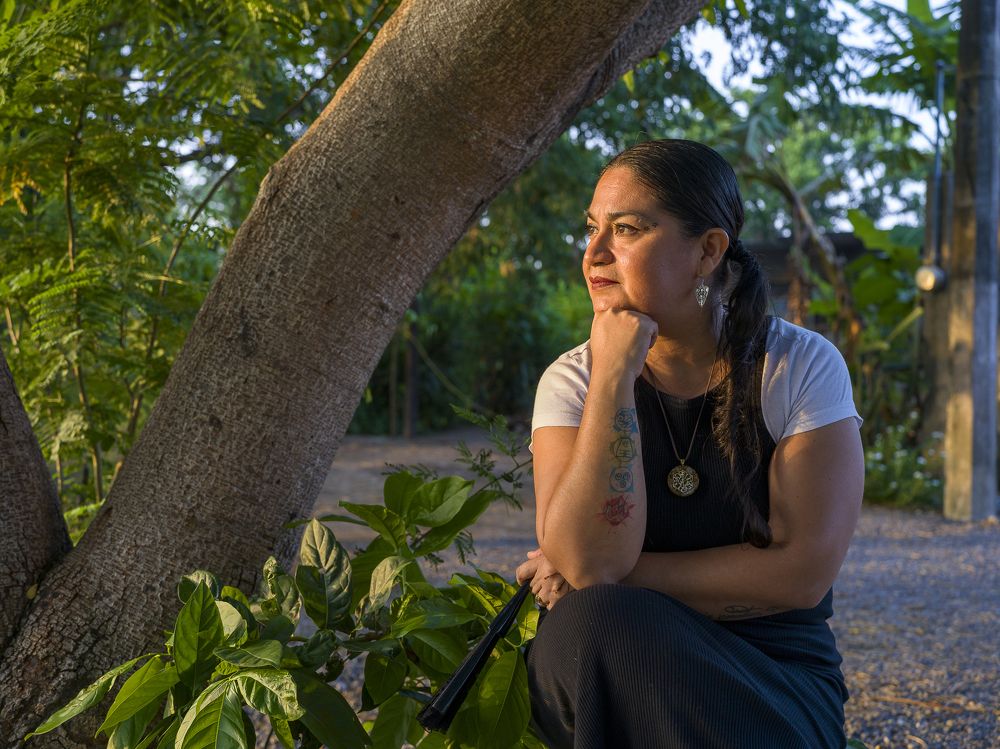 Bruja contemplado el atardecer en la laguna