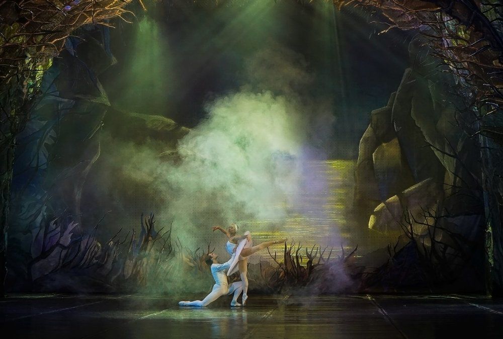 Сцена из балета "Лебединое озеро"